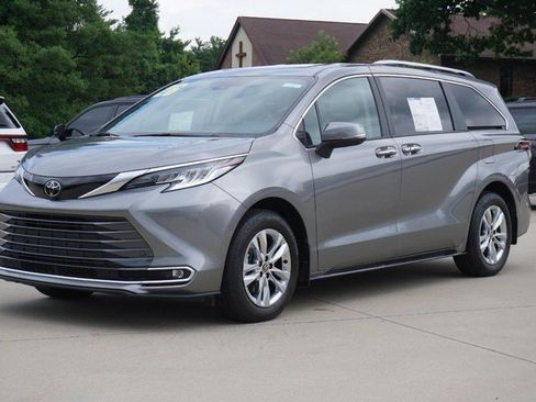 Used 2026 Toyota Sienna Limited FWD image 7