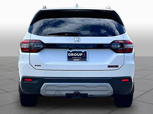 Used 2025 Honda Pilot TrailSport image 5