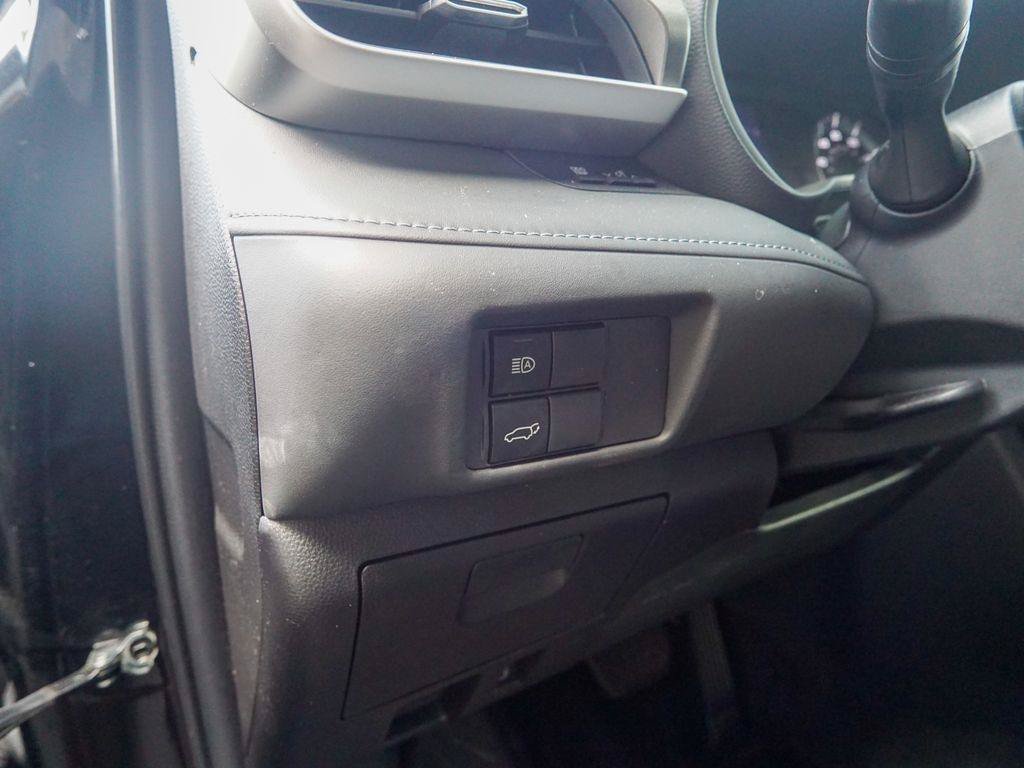 Used 2022 Toyota Highlander LE AWD/4WD image 14