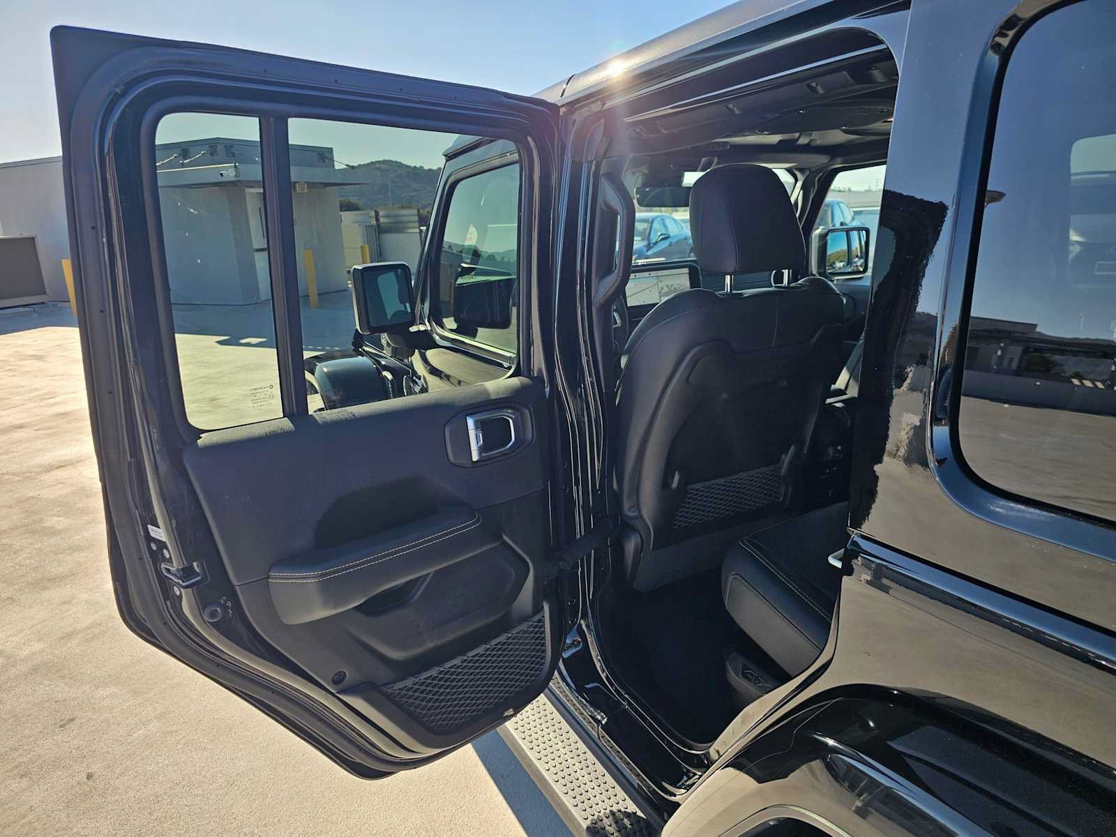 Used 2024 Jeep Wrangler Unlimited Sahara w/ Technology Group AWD/4WD image 15