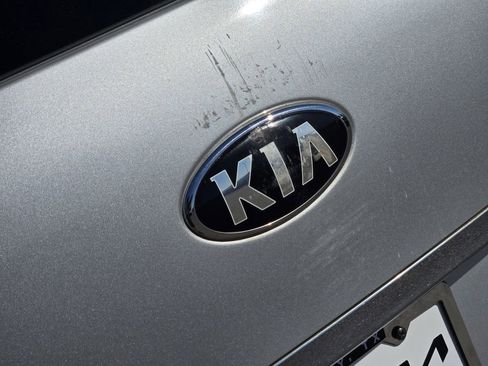 Used 2017 Kia Sedona LX w/ LX Essentials Premium Package image 9