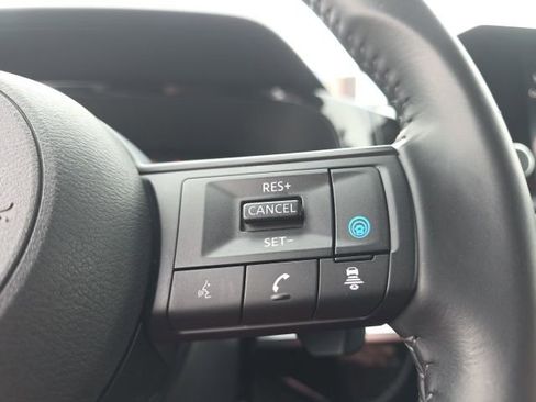 Used 2025 Nissan Pathfinder SV image 18