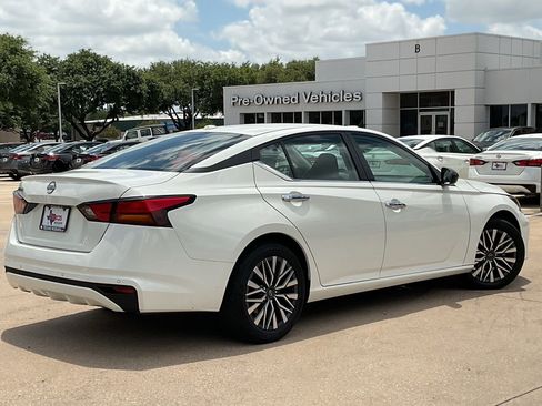Used 2025 Nissan Altima 2.5 SV FWD image 4