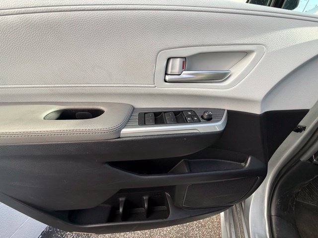 Used 2025 Toyota Sienna XLE FWD image 25