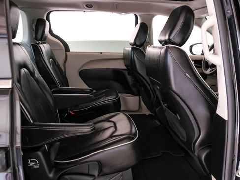 Used 2022 Chrysler Pacifica Limited FWD image 28