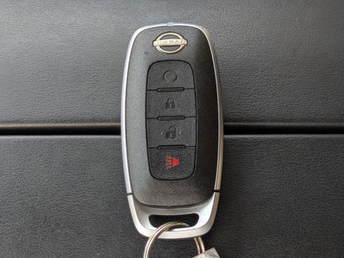 Used 2023 Nissan Rogue SV image 31