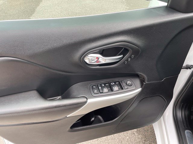 Used 2018 Jeep Cherokee Overland w/ Technology Group AWD/4WD image 19