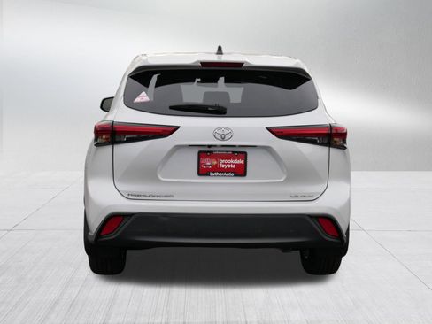 Used 2022 Toyota Highlander LE AWD/4WD image 6