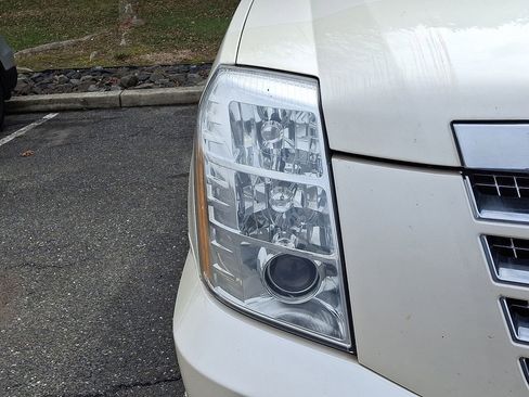 Used 2013 Cadillac Escalade Luxury image 4