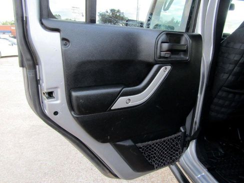 Used 2017 Jeep Wrangler Unlimited Rubicon w/ Connectivity Group AWD/4WD image 16