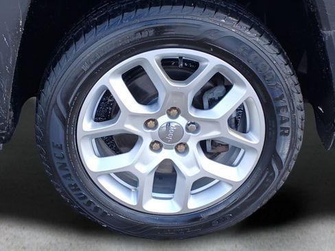 Used 2017 Jeep Renegade Latitude image 23