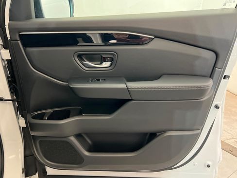 Used 2025 Honda Pilot Touring image 24