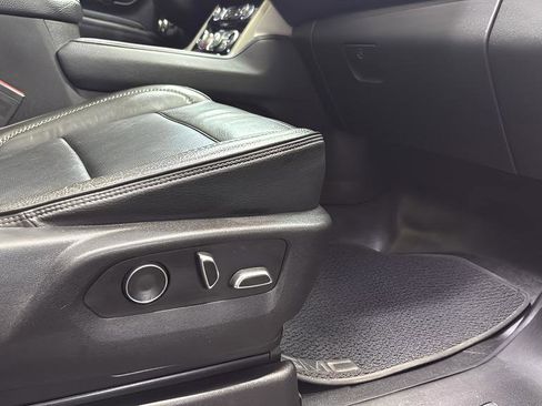 Used 2021 GMC Yukon Denali w/ Denali Premium Package image 25