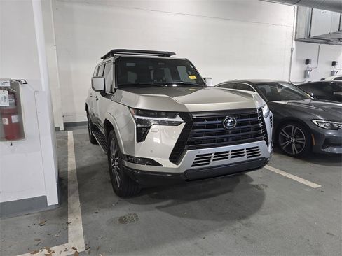 Used 2024 Lexus GX 550 image 2