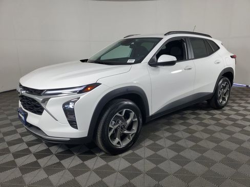 New 2026 Chevrolet Trax LT w/ LPO, Blackout Package FWD image 8