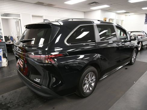 Used 2024 Toyota Sienna XLE FWD image 7
