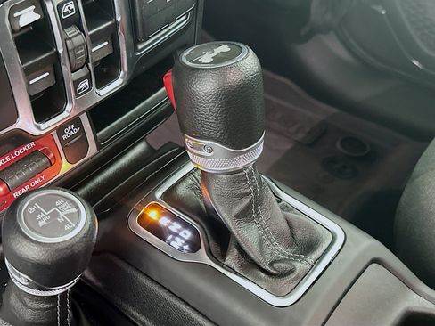 Used 2024 Jeep Wrangler Unlimited AWD/4WD image 23