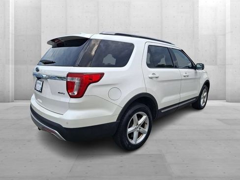 Used 2017 Ford Explorer XLT w/ Equipment Group 202A AWD/4WD image 6
