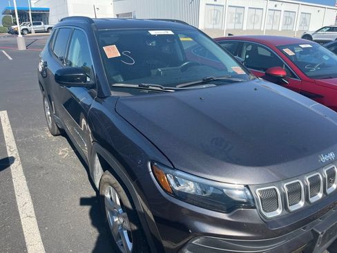 Used 2022 Jeep Compass Latitude w/ Convenience Group AWD/4WD image 3
