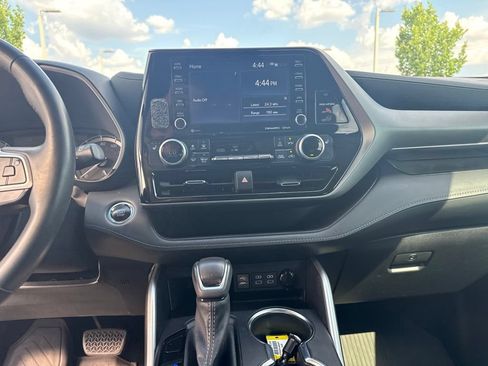 Used 2022 Toyota Highlander XLE FWD image 24