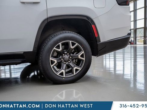 Used 2023 Jeep Wagoneer Series III w/ Preferred Equipment Group image 32