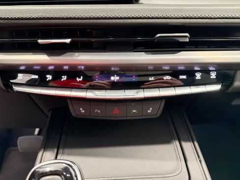 Used 2024 Cadillac XT4 Luxury w/ Cold Weather Package FWD image 16