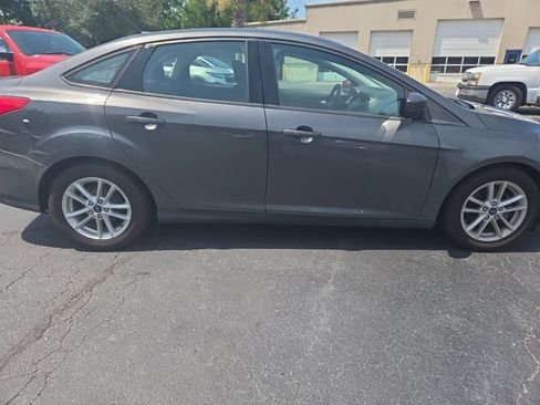 Used 2018 Ford Focus SE FWD image 7