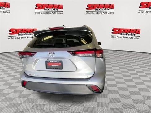 Used 2024 Toyota Highlander LE FWD image 9