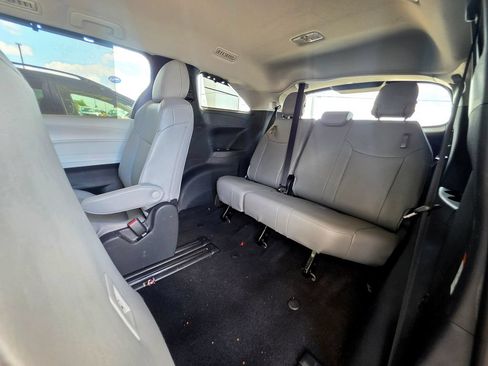 Used 2026 Toyota Sienna XLE FWD image 51