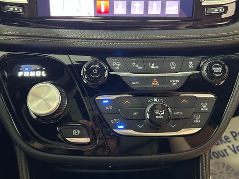 Used 2021 Chrysler Pacifica Pinnacle AWD/4WD image 10