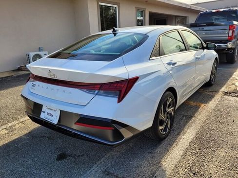 Used 2025 Hyundai Elantra SEL image 10