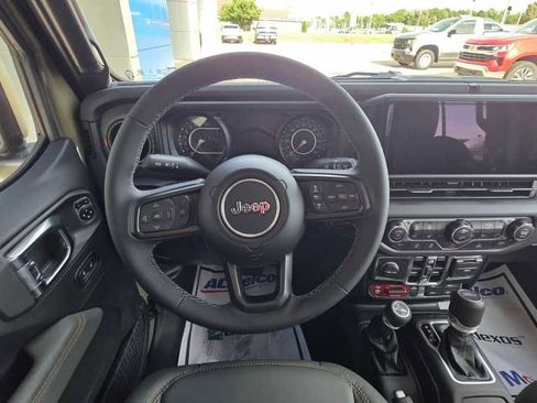 Used 2025 Jeep Gladiator Mojave w/ Convenience Group AWD/4WD image 12