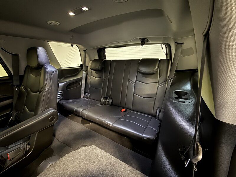 Used 2018 Cadillac Escalade Luxury AWD/4WD image 32