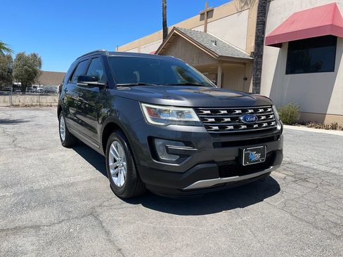 Used 2017 Ford Explorer XLT w/ Equipment Group 201A FWD image 3