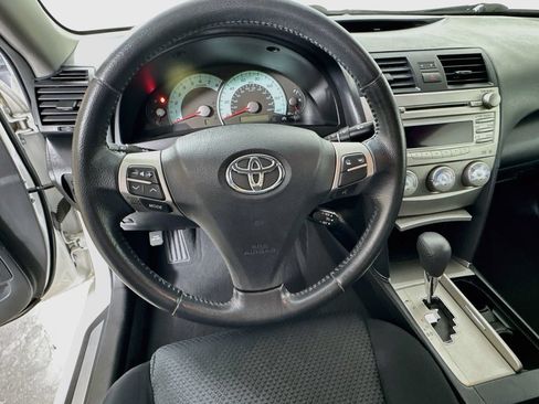 Used 2010 Toyota Camry SE FWD image 11