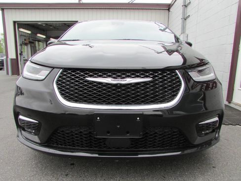 Used 2025 Chrysler Pacifica Select FWD image 3