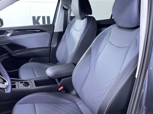 New 2025 Volkswagen Tiguan SE image 11