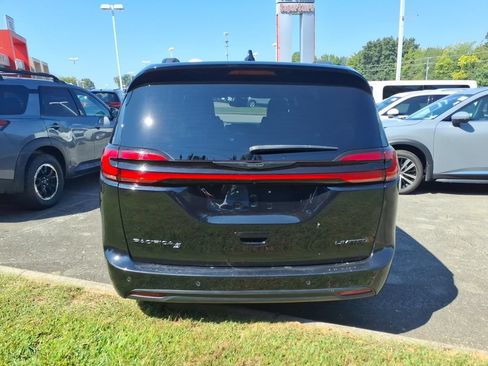 Used 2025 Chrysler Pacifica Limited FWD image 3
