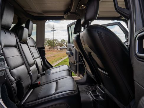 Used 2020 Jeep Wrangler Unlimited Sahara w/ Uconnect 4C Nav & Sound Group AWD/4WD image 12