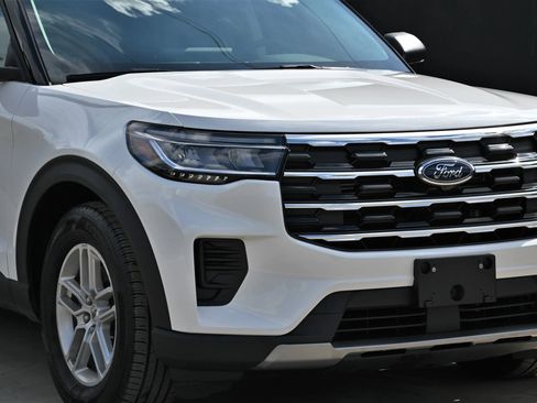 Used 2025 Ford Explorer Active image 7