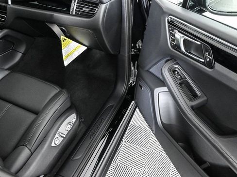 Certified 2026 Porsche Macan AWD/4WD image 26