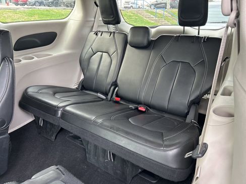 Used 2023 Chrysler Pacifica Touring-L image 10