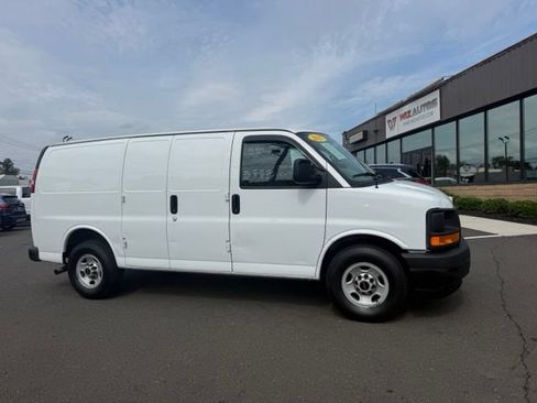 Used 2017 GMC Savana 3500 RWD image 2