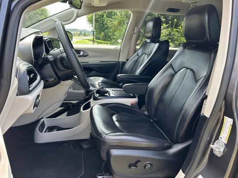 Used 2023 Chrysler Pacifica Touring-L image 10