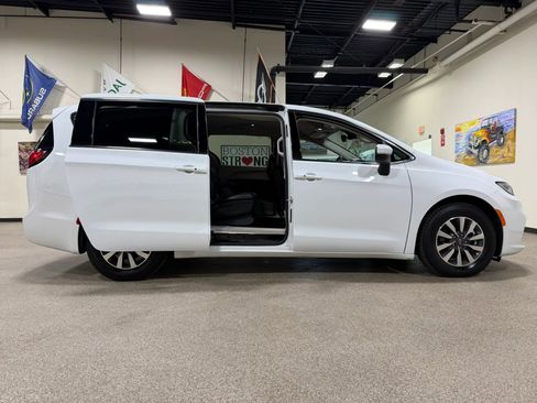 Used 2023 Chrysler Pacifica Touring-L FWD image 22