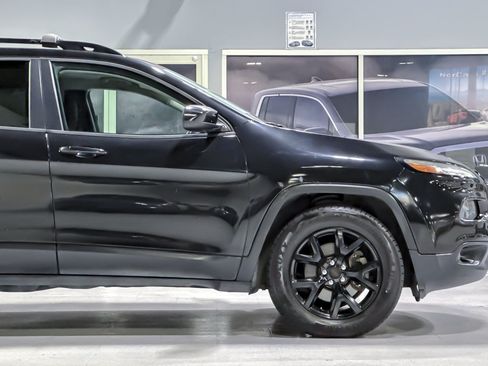 Used 2016 Jeep Cherokee Latitude w/ Cold Weather Group AWD/4WD image 33