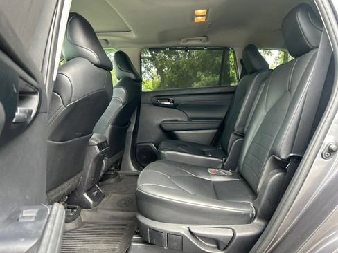 Used 2021 Toyota Highlander XLE AWD/4WD image 36