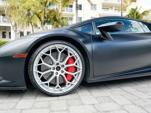 Used 2022 Lamborghini Huracan EVO RWD image 12