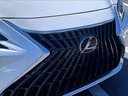 Used 2025 Lexus ES 300h w/ Premium Package image 29