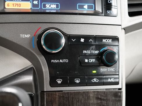 Used 2013 Toyota Venza LE FWD image 19